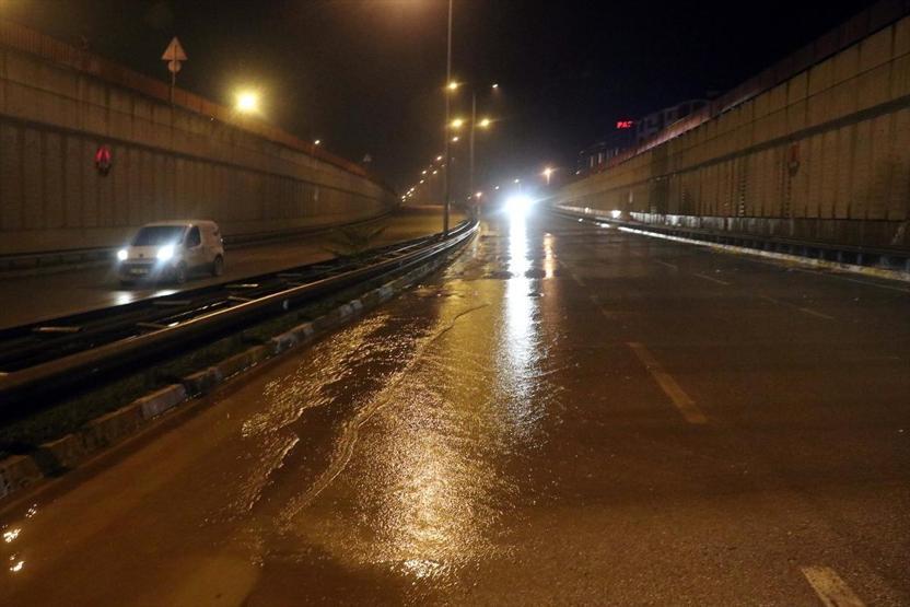 Su borusu patladı kara yolu ulaşıma kapandı