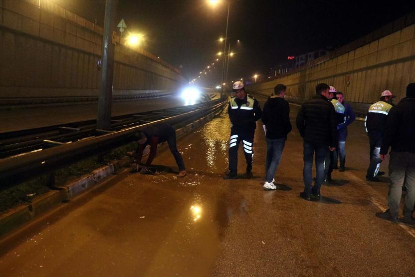 Su borusu patladı kara yolu ulaşıma kapandı