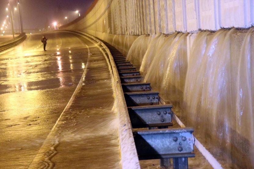 Su borusu patladı kara yolu ulaşıma kapandı
