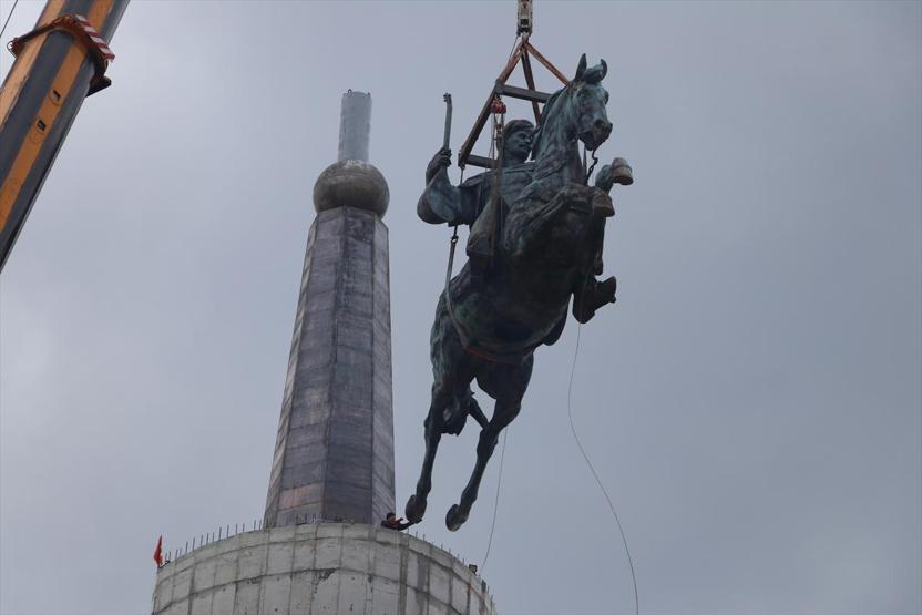 Dev Köroğlu heykeli kaidesine yerleştirildi