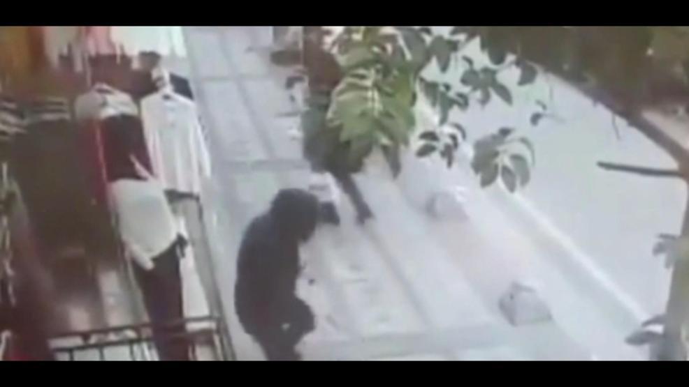 Kaldırımda yürürken arkasından gelip vurdular