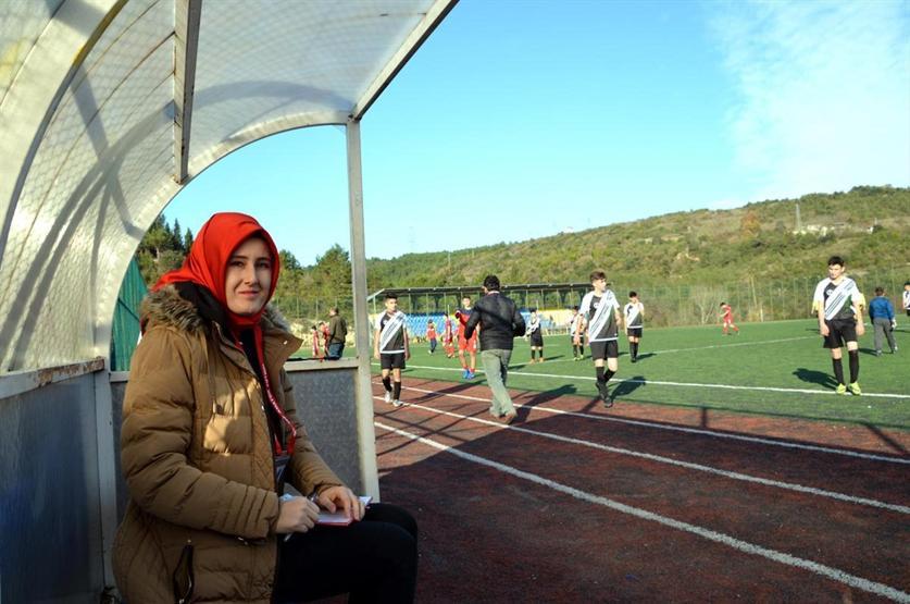 Eşine kulübeden destek veriyor