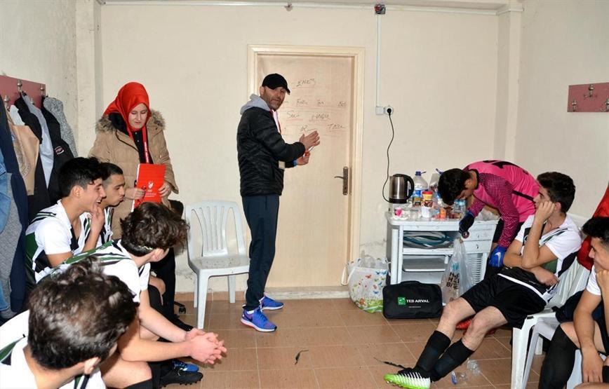 Eşine kulübeden destek veriyor