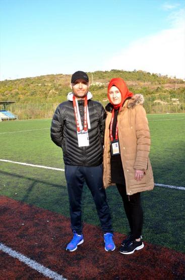 Eşine kulübeden destek veriyor