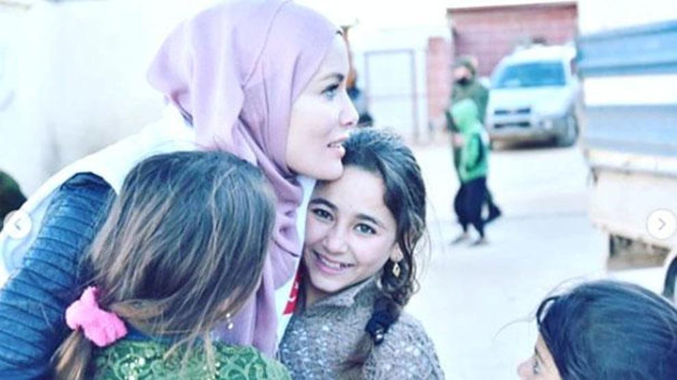 Tesettüre giren Gamze Özçelik, İdlibe gitti