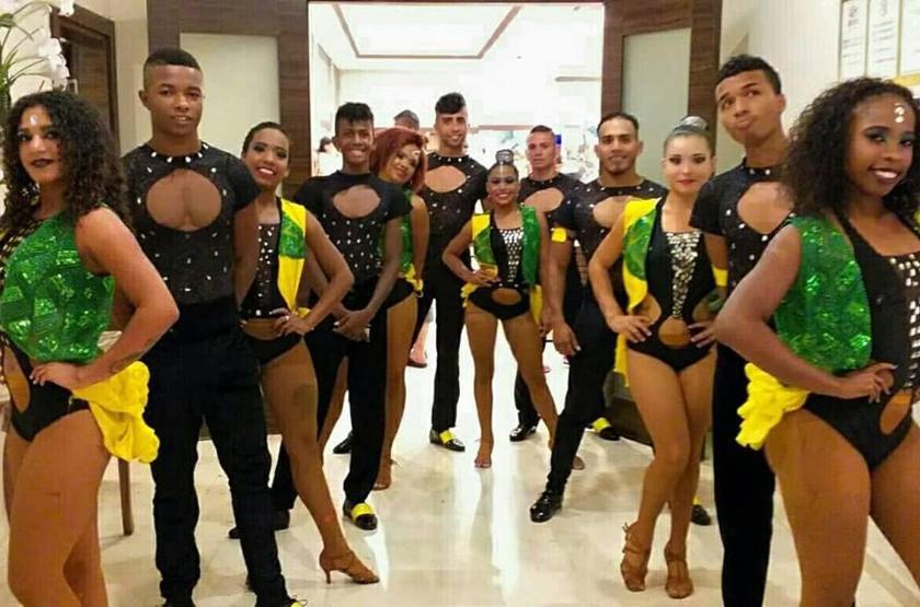 Kolombiyalı dansçılar 12 gündür havalimanında yaşıyor
