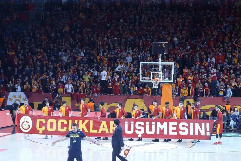 Galatasaray taraftarları sahaya bere ve atkı yağdırdı