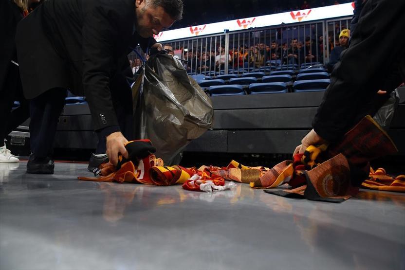 Galatasaray taraftarları sahaya bere ve atkı yağdırdı