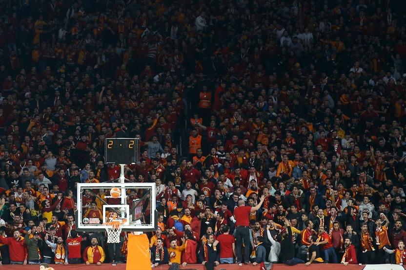 Galatasaray taraftarları sahaya bere ve atkı yağdırdı