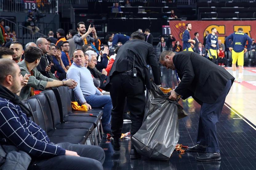 Galatasaray taraftarları sahaya bere ve atkı yağdırdı
