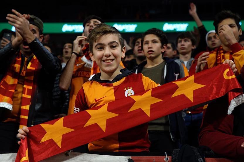 Galatasaray taraftarları sahaya bere ve atkı yağdırdı
