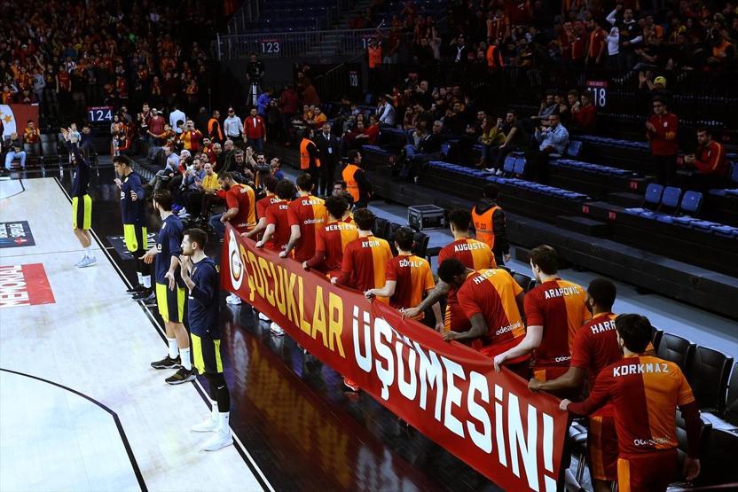 Galatasaray taraftarları sahaya bere ve atkı yağdırdı