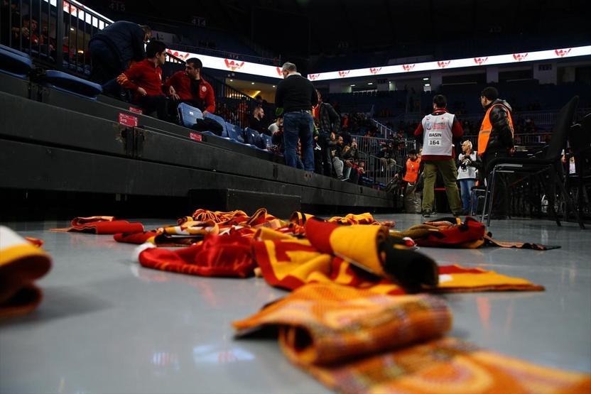 Galatasaray taraftarları sahaya bere ve atkı yağdırdı