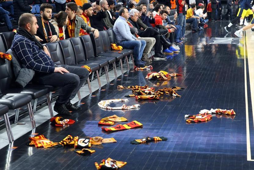 Galatasaray taraftarları sahaya bere ve atkı yağdırdı