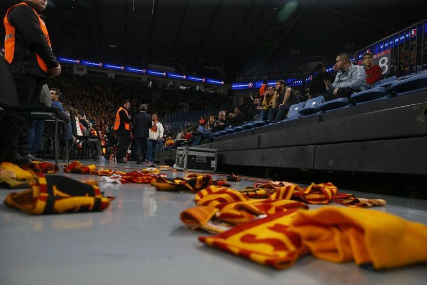 Galatasaray taraftarları sahaya bere ve atkı yağdırdı