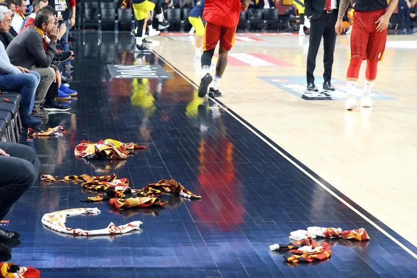 Galatasaray taraftarları sahaya bere ve atkı yağdırdı