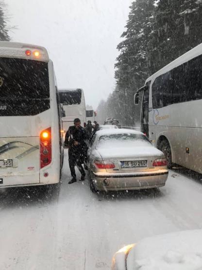 Uludağda kilometrelerce kuyruk oluştu
