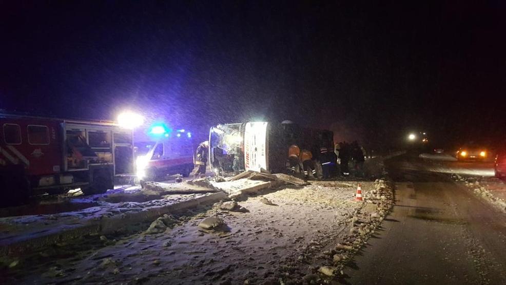 Otobüs devrildi 3 ölü 35 yaralı
