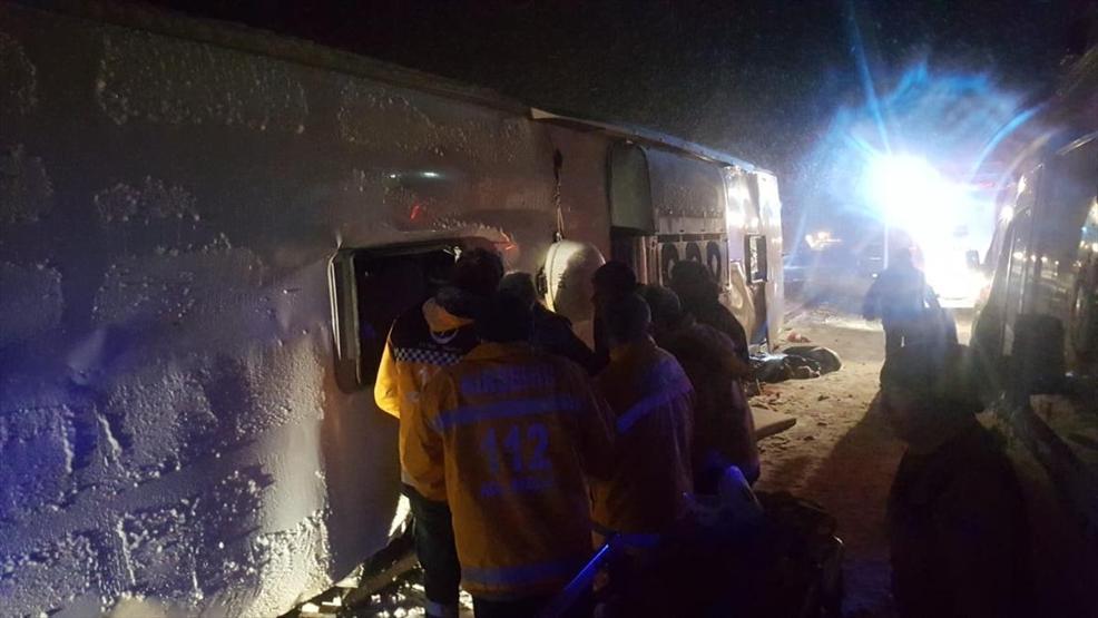 Otobüs devrildi 3 ölü 35 yaralı