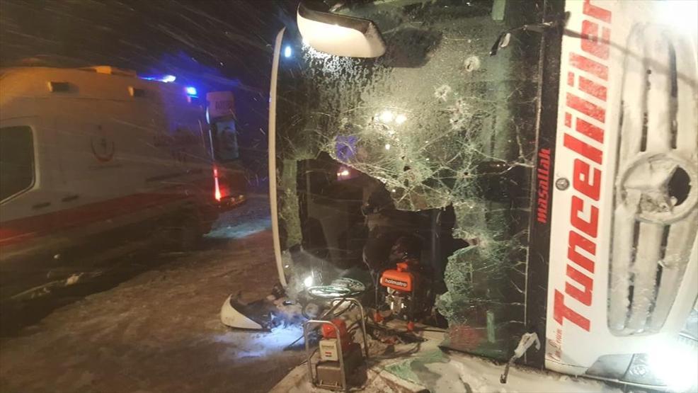 Otobüs devrildi 3 ölü 35 yaralı