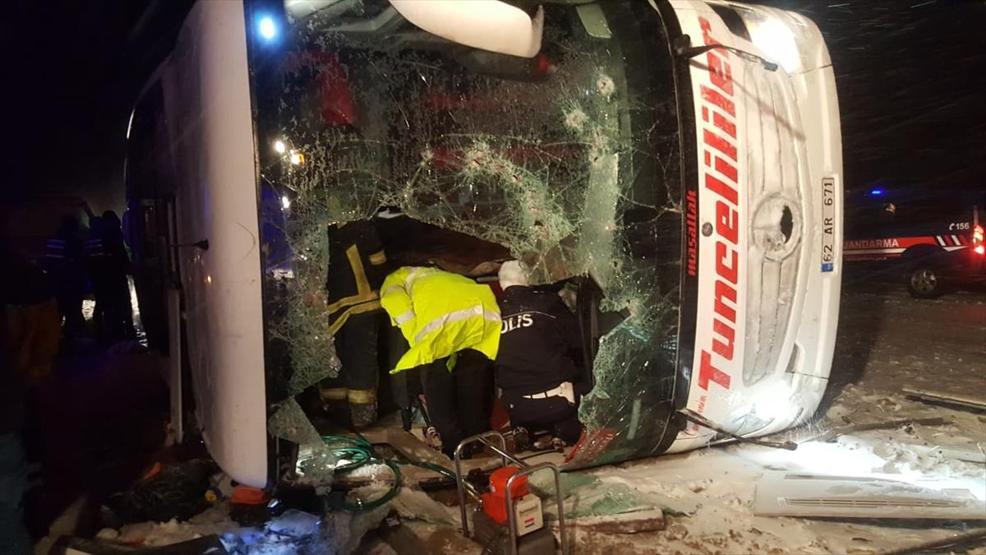 Otobüs devrildi 3 ölü 35 yaralı