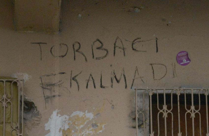 Adanada dikkat çeken duvar yazısı: Torbacı kalmadı