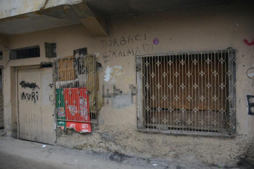 Adanada dikkat çeken duvar yazısı: Torbacı kalmadı