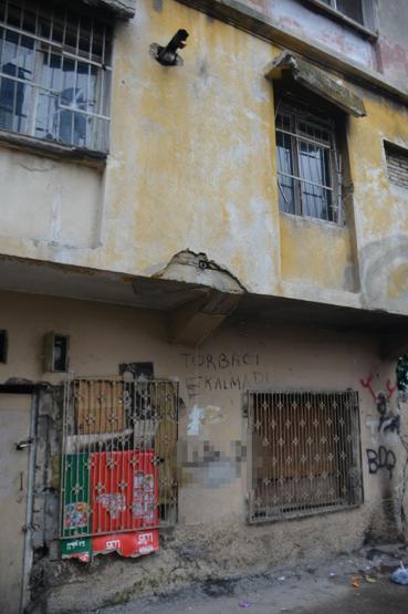 Adanada dikkat çeken duvar yazısı: Torbacı kalmadı