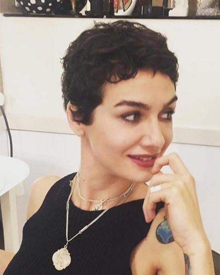 Birce Akalay saçlarını neden kestirdiğini anlattı