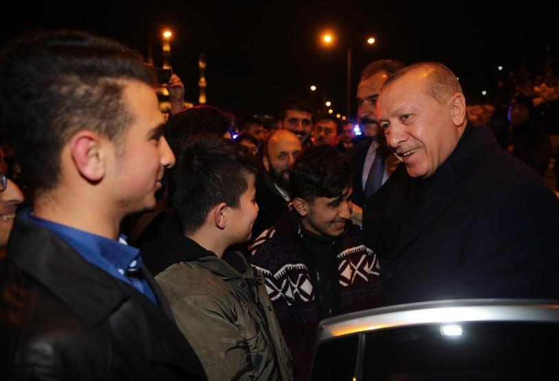 Erdoğan, Külliyedeki tiyatro sonrası öğrencilerle sohbet etti