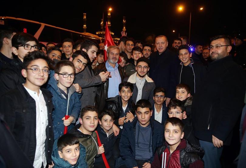 Erdoğan, Külliyedeki tiyatro sonrası öğrencilerle sohbet etti