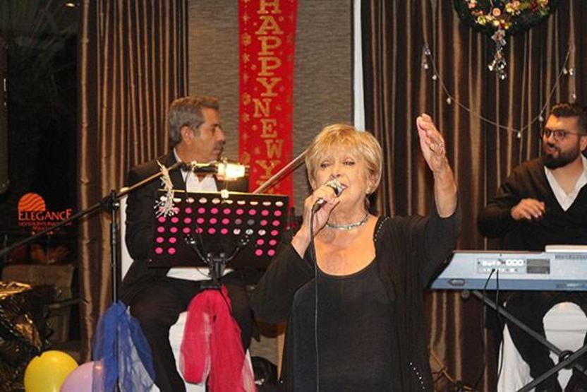Tülay Özer sahnede fenalaştı