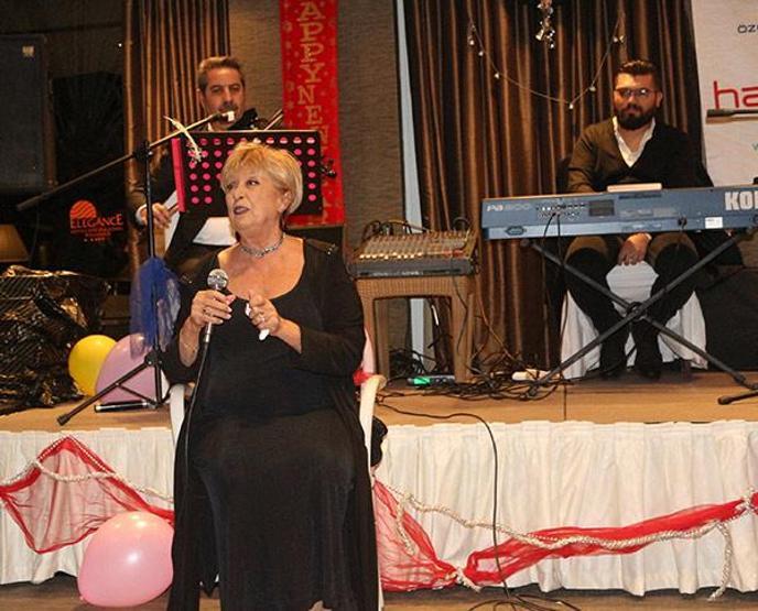 Tülay Özer sahnede fenalaştı