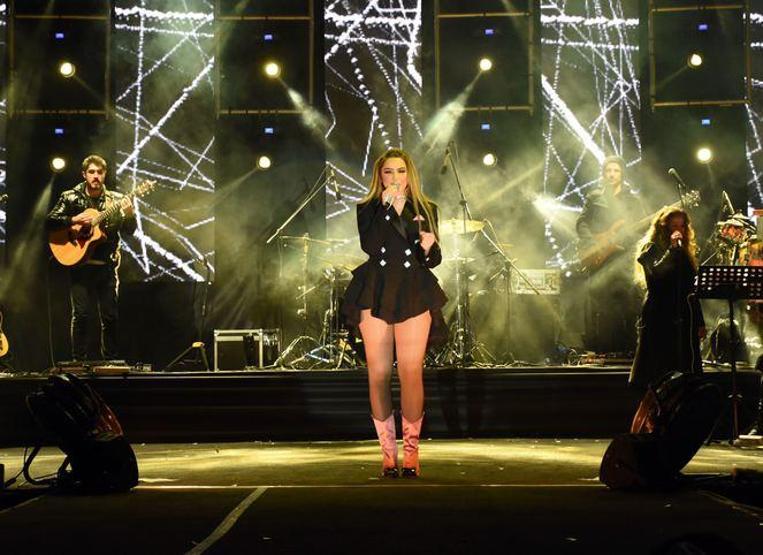 Hadisenin konser elbisesi büyük beğeni topladı