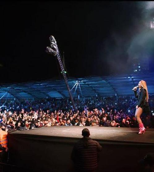 Hadisenin konser elbisesi büyük beğeni topladı