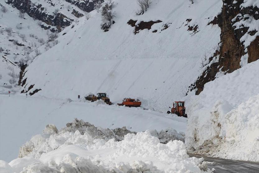 Ekipler hastalanan bebeği çığı aşıp kurtardı