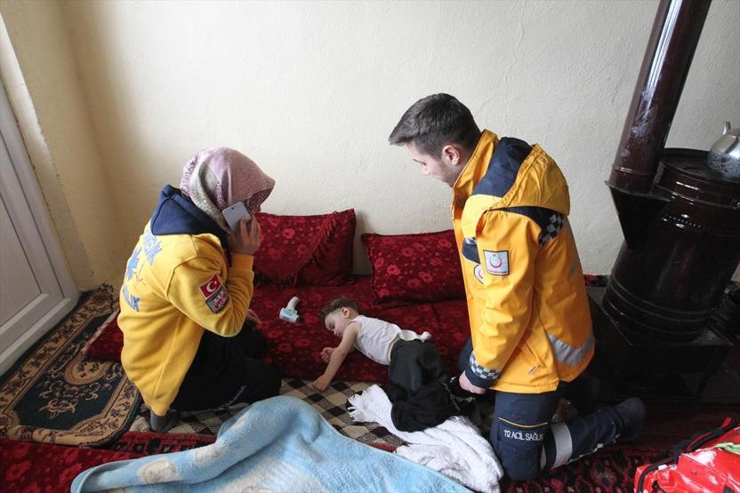 Ekipler hastalanan bebeği çığı aşıp kurtardı