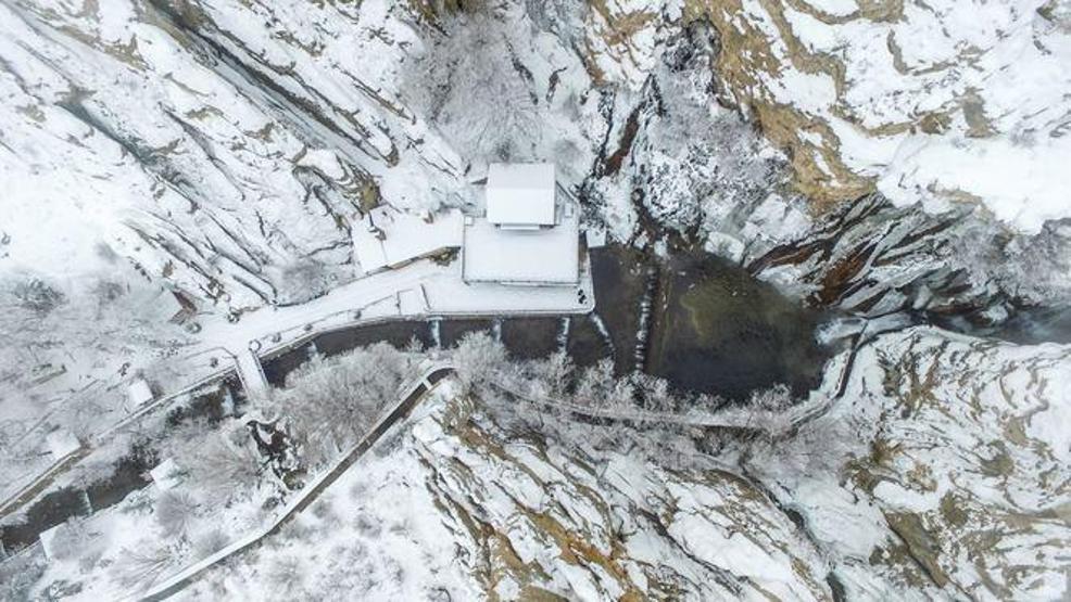 Günpınar Şelalesi dondu, görenler hayran kaldı