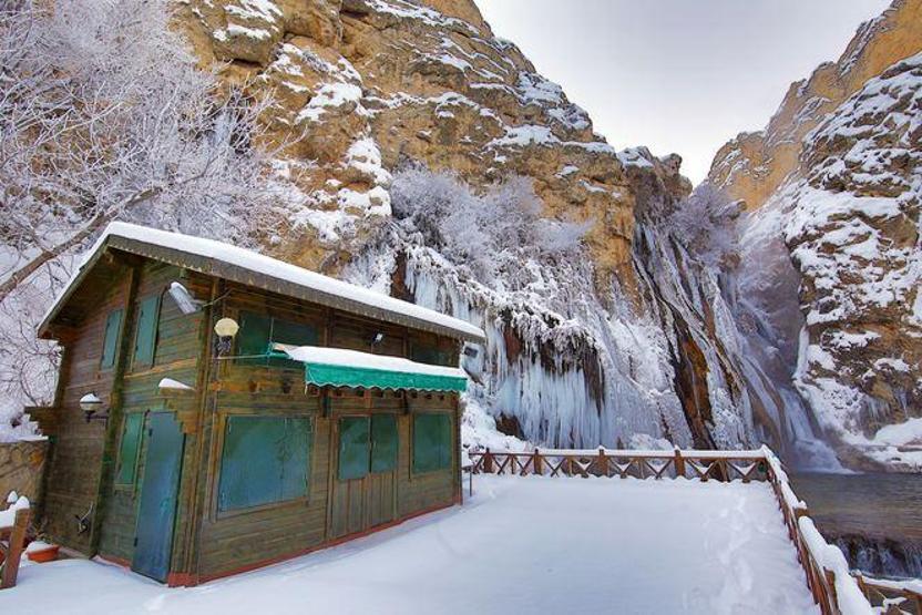 Günpınar Şelalesi dondu, görenler hayran kaldı