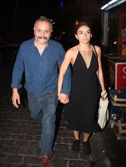 Hazar Ergüçlü, yönetmen sevgilisi Onur Ünlü’yü ailesi ile tanıştırdı