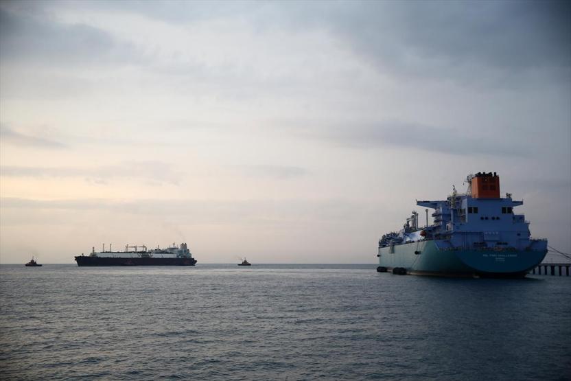 Dev gemiler arasındaki LNG transferi 2 günde tamamlandı