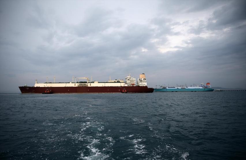 Dev gemiler arasındaki LNG transferi 2 günde tamamlandı