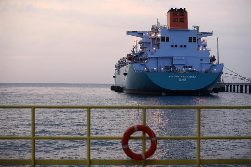 Dev gemiler arasındaki LNG transferi 2 günde tamamlandı