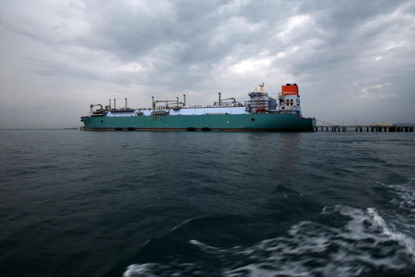 Dev gemiler arasındaki LNG transferi 2 günde tamamlandı