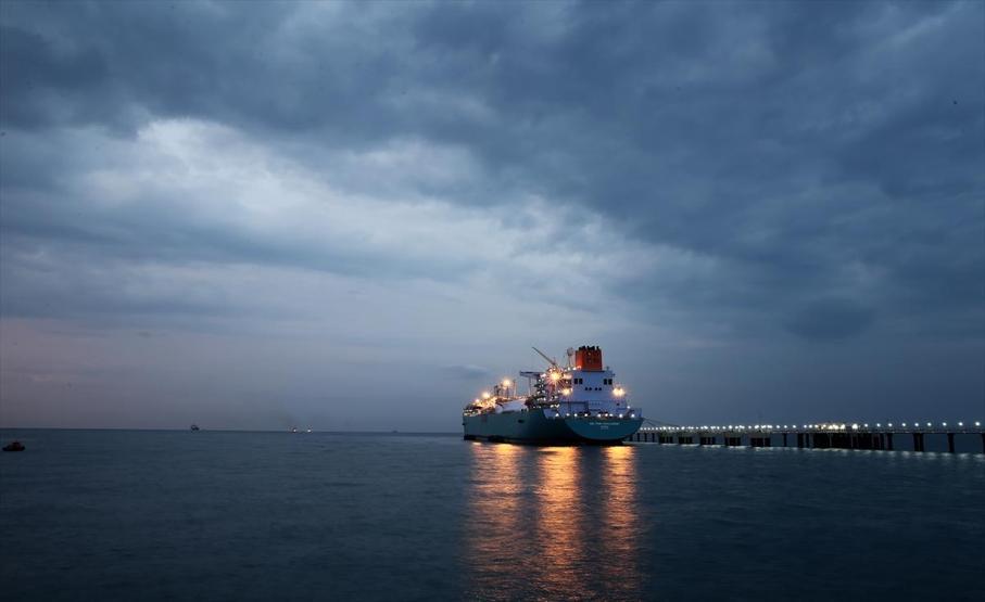Dev gemiler arasındaki LNG transferi 2 günde tamamlandı