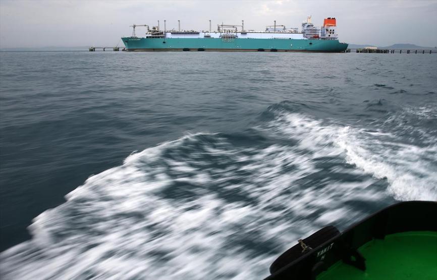 Dev gemiler arasındaki LNG transferi 2 günde tamamlandı