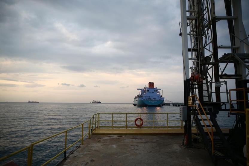 Dev gemiler arasındaki LNG transferi 2 günde tamamlandı