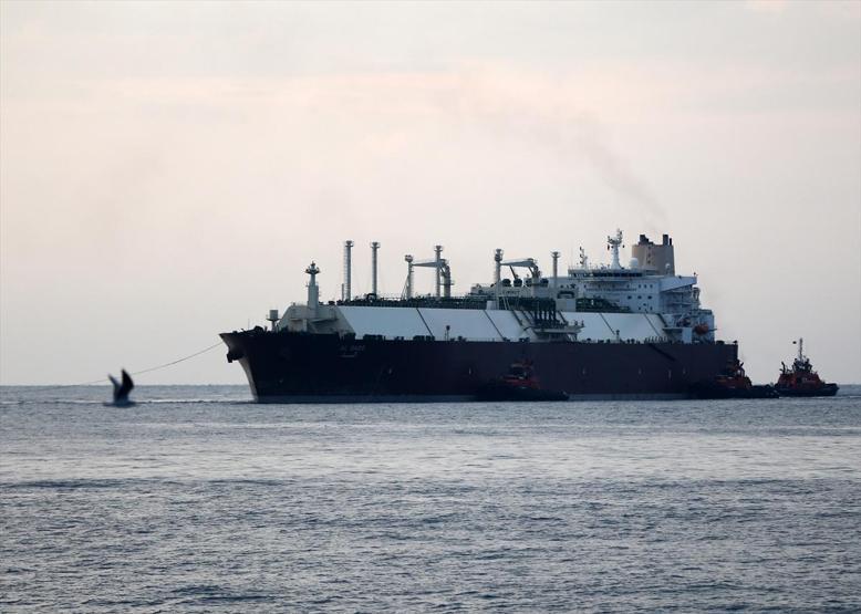Dev gemiler arasındaki LNG transferi 2 günde tamamlandı