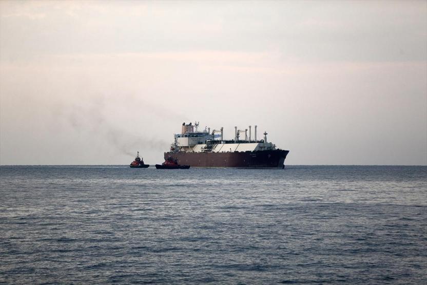 Dev gemiler arasındaki LNG transferi 2 günde tamamlandı