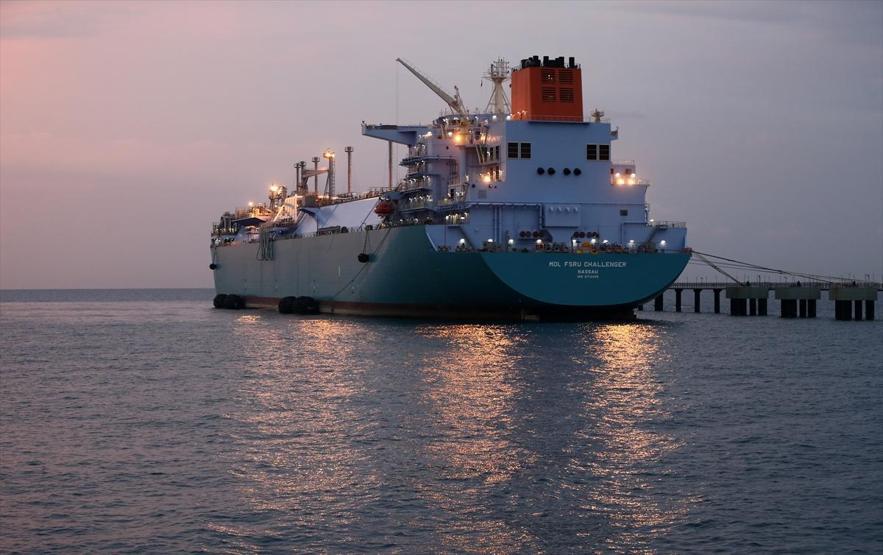 Dev gemiler arasındaki LNG transferi 2 günde tamamlandı